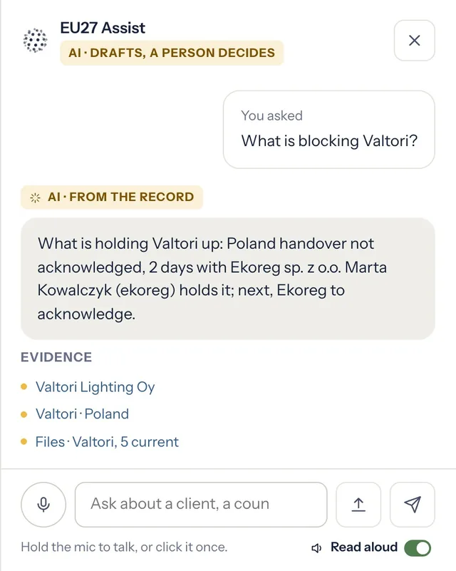 The assistant answering what is blocking a client, with its evidence, the microphone and Read aloud switched on